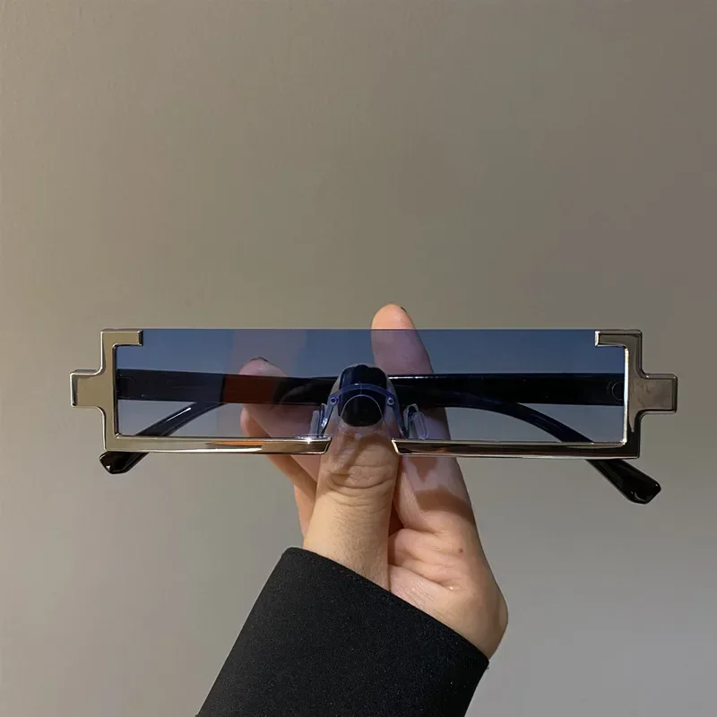 Von Tech inspirierte Sonnenbrille mit Future Feeling, Metall, rechteckig, integrierte Sonnenbrille, neutrale Sonnenbrille mit kleinem Rahmen für Damen