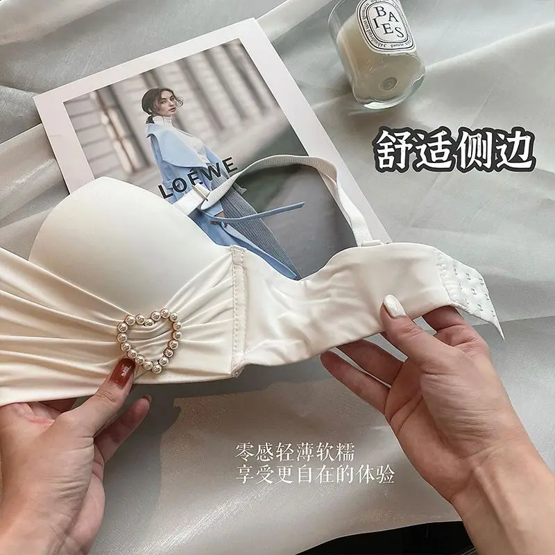 Underwear for women with small breasts gathered together, sexy upper support to prevent sagging, revealing a large sexy bra