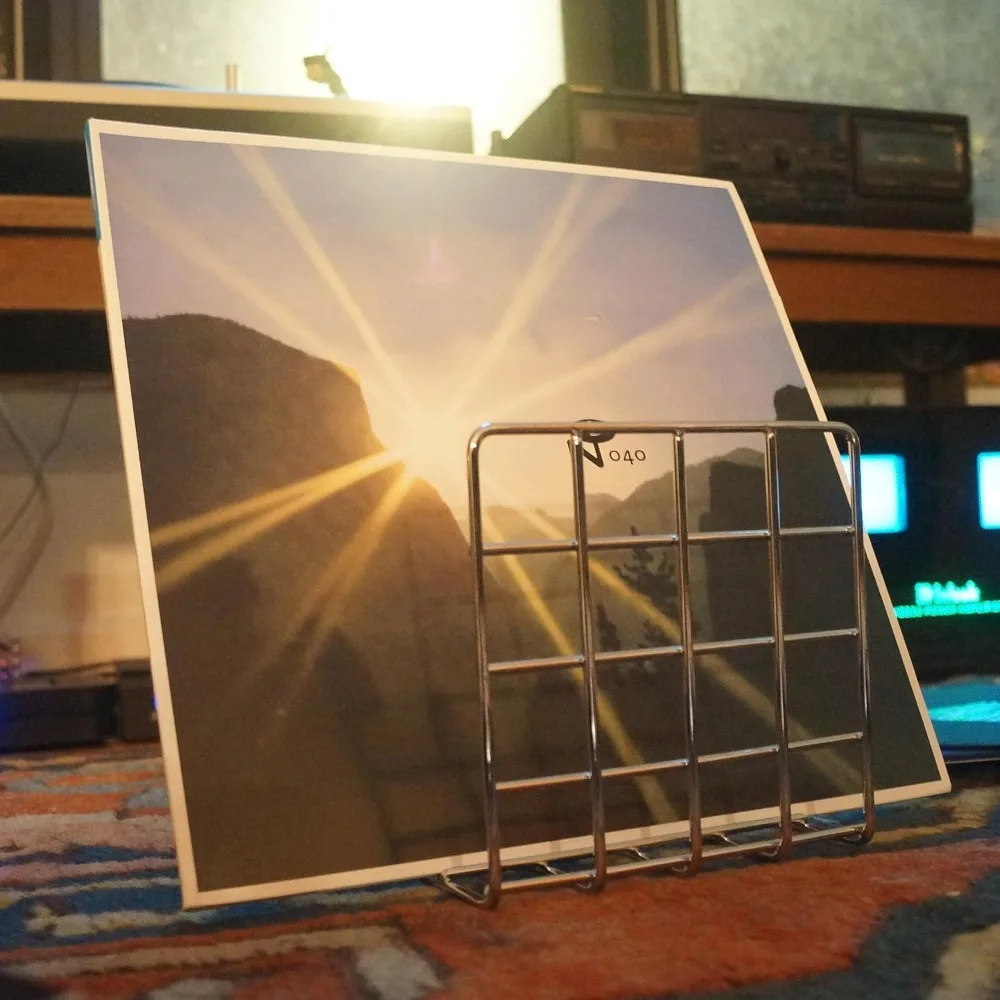 رف تخزين من الكروم للكتب وسجلات الفينيل والمجلات: تصميم بسيط وشديد التحمل #4