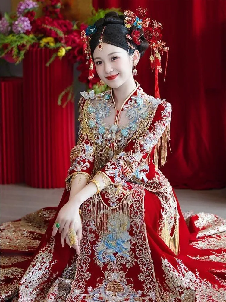 

New red embroidered wedding dress Chinese-style for brides toasting dragon and phoenix