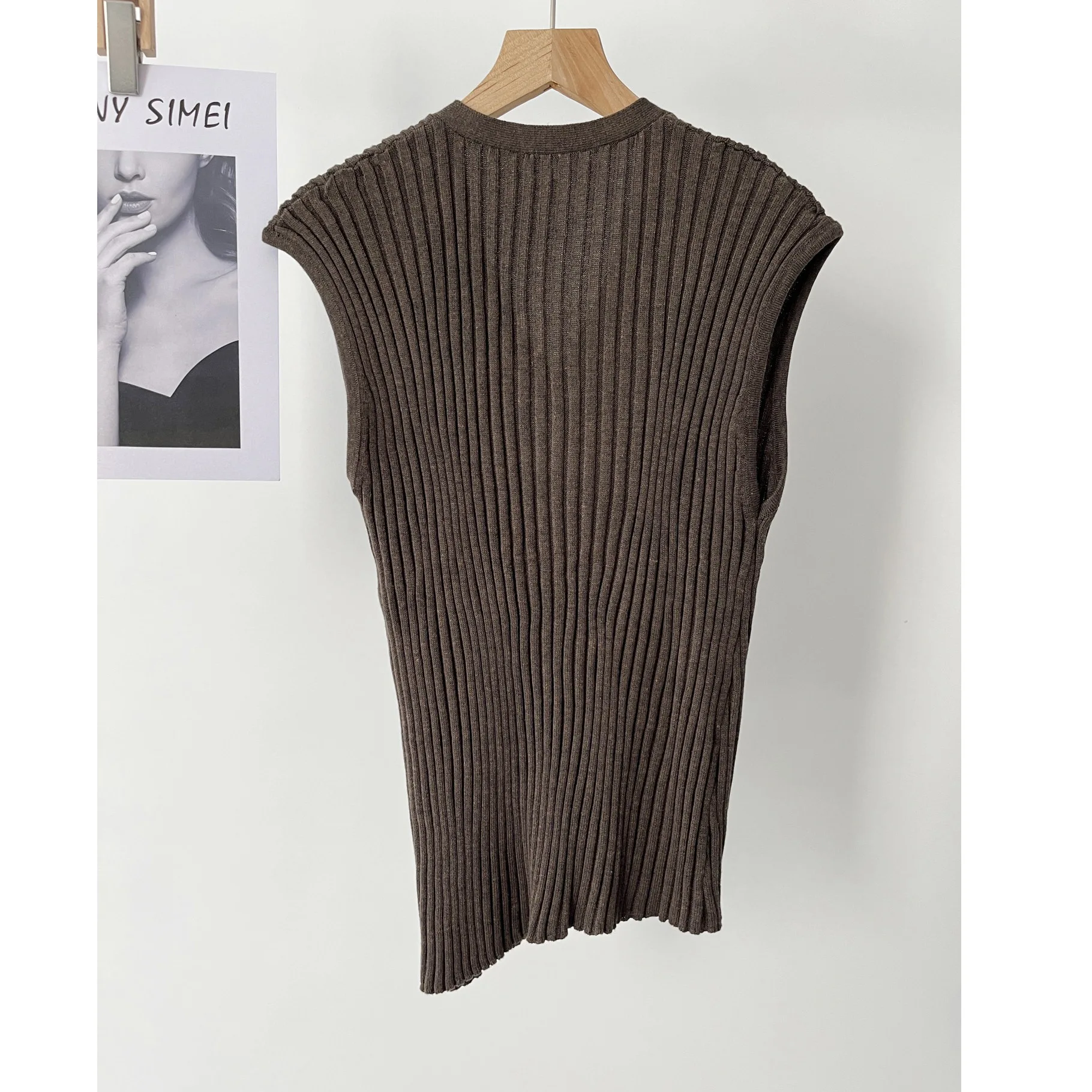 Damska, prosta, lekka kamizelka z dzianiny z dekoltem w szpic, bez rękawów, top 16a-0942