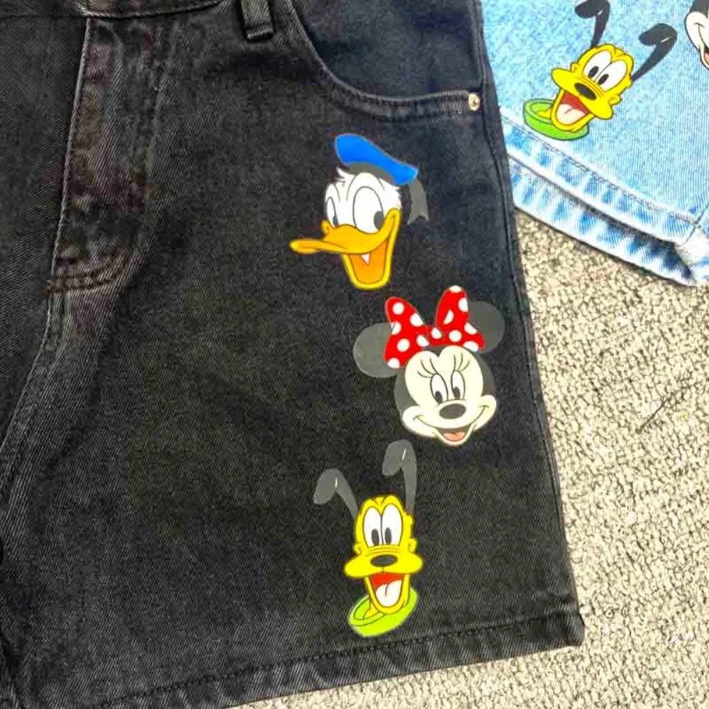 กางเกงยีนส์ขาสั้นทรงสกินนี่ลายการ์ตูนมิกกี้เมาส์ ดีไซน์เก๋ ลดอายุ แฟชั่นใหม่สำหรับผู้หญิง ฤดูร้อน ปี 2025 จากดิสนีย์