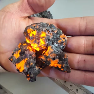 Natürliche rohe yoperlites nennt Fluoreszenz Stein Reiki Energieproben Diffusoröle Steinfeuerdekoration für Heimstein 8 Hauptverkaufssteine Reiki - №5