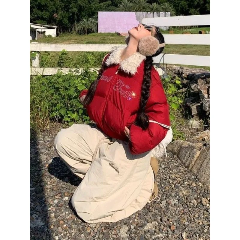 เสื้อโค้ทสไตล์อเมริกันย้อนยุคสำหรับผู้หญิง แขนยาว พิมพ์ลายตัวอักษร สไตล์ลำลอง อุ่นสบาย สีแดง แฟชั่นฤดูใบไม้ร่วงและฤดูหนาว