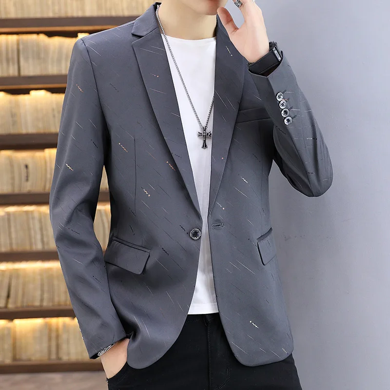 

Модный повседневный мужской костюм-тройка из хлопка для весны и осени: пиджак, рубашка, брюки. Качественный пошив. Деловой повседневный стиль.