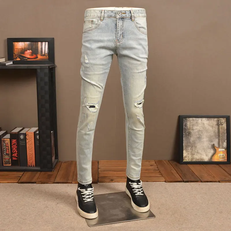 Jeans rasgado azul claro com ajuste magro masculino, calça jeans vintage designer, moda de rua alta, remendos retrô