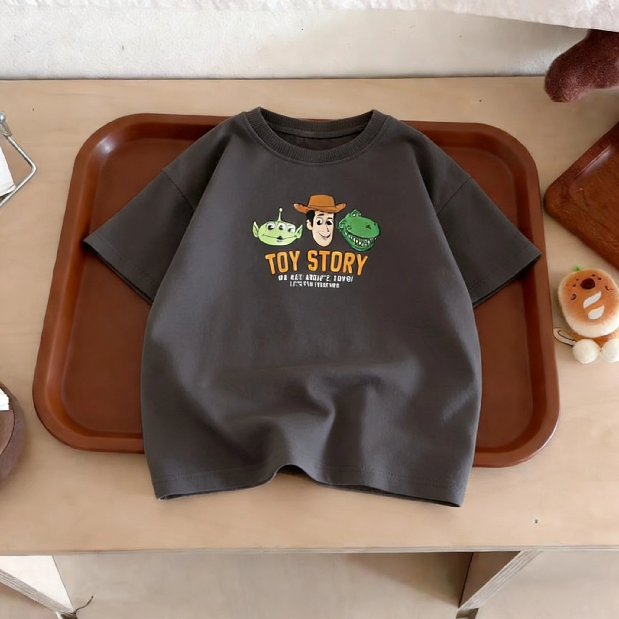 חולצת ילדים מודפסת בסגנון סיפור צעצועים, בגדי קיץ פשוטים עם שרוולים קצרים, חולצות ילדים קז'ואליות עם צווארון עגול