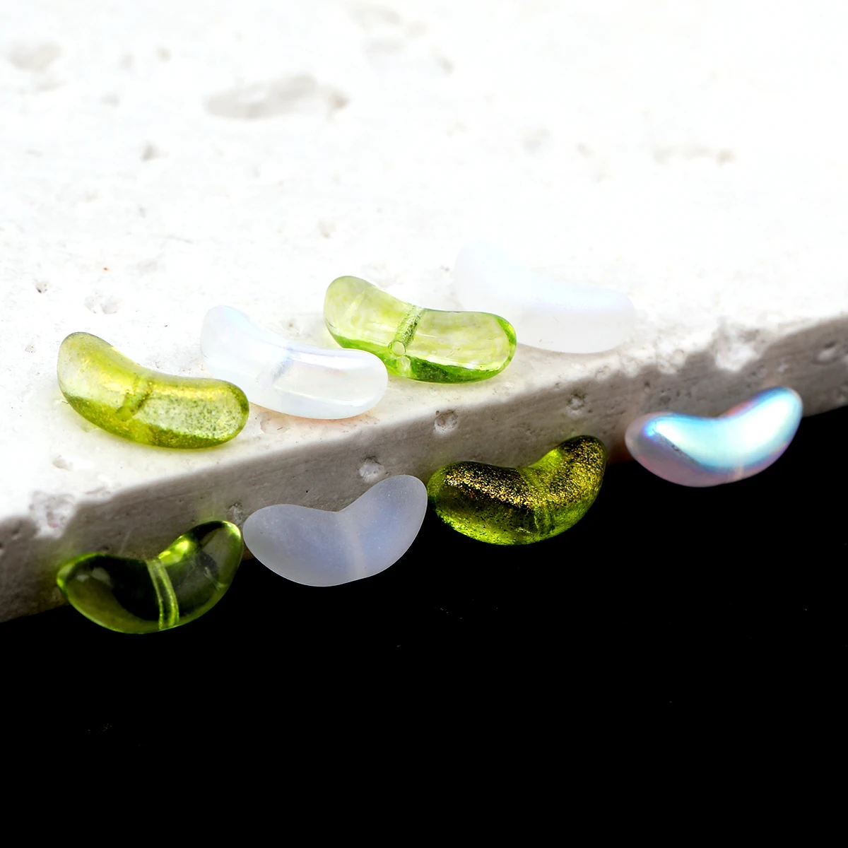 20pcs Random Color 0.6x1.3cm Translucent Curved Leaf Glass Loose Spaced Beads for DIY Bracelets Earrings Necklaces Handmade