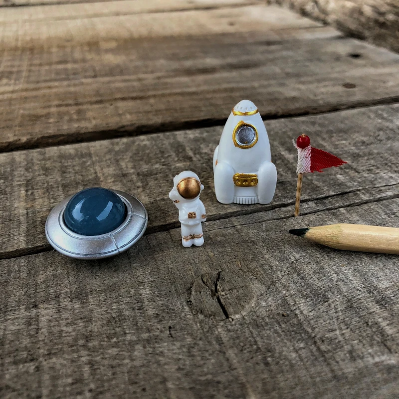 

Injection Molding Emulation Miniature Space Astronaut Red Flag Spacecraft Scene Model Mood Decoration Ornament Toy