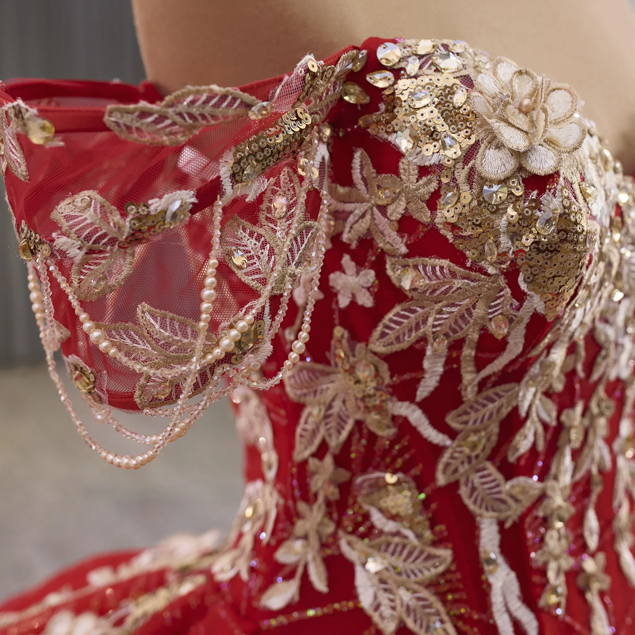 فستان كوينسيانيرا باللون الأحمر من Rosymae فستان مكشوف الكتفين مع كتف مفتوح مع لؤلؤ متلألئ فستان رومانسي