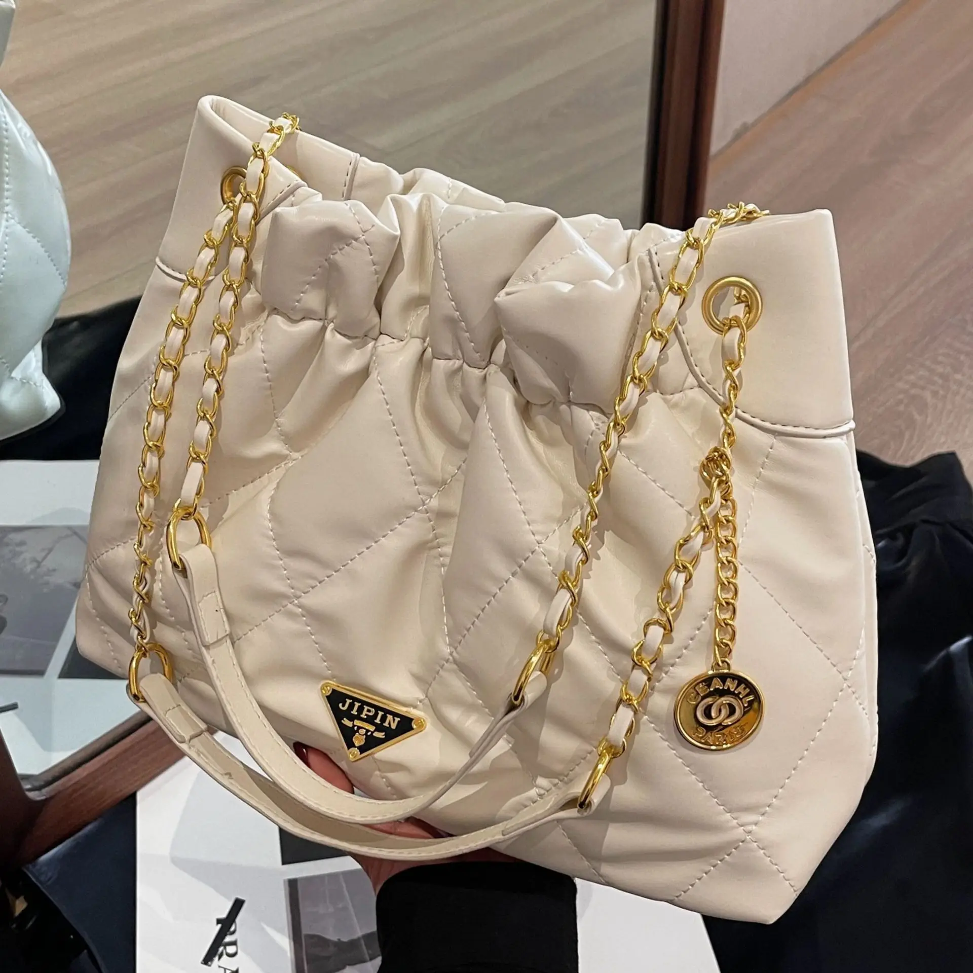 

2026 New Women's Quilted Bucket Bag, Large Capacity Chain Strap Underarm Tote Purse, Fashion Solid Color Crossbody Shoulder Bag