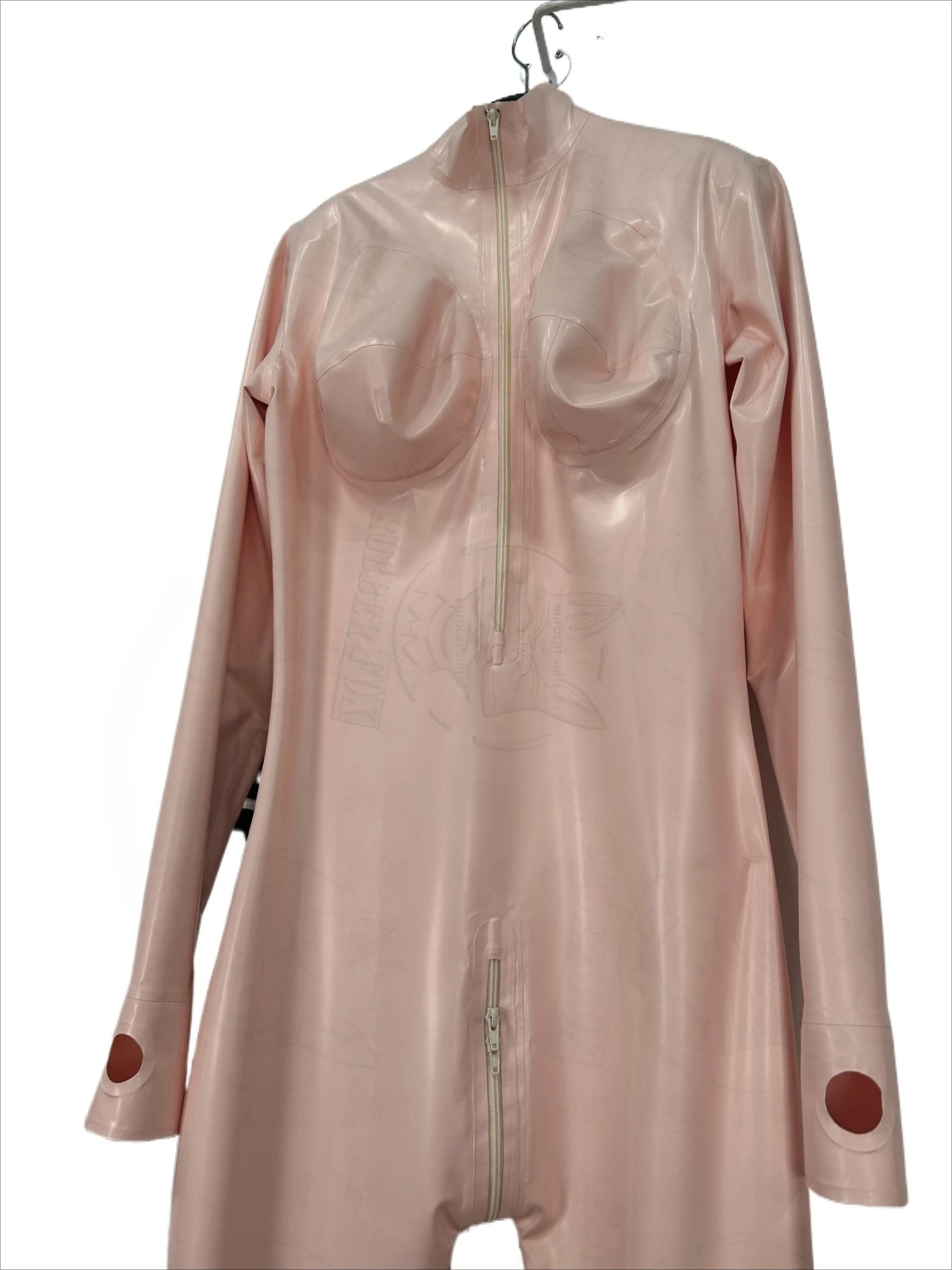 

Резиновый комбинезон по индивидуальному заказу, розовое латексное боди на молнии спереди, детали на груди с длинными рукавами, уникальный дизайн, модная праздничная одежда