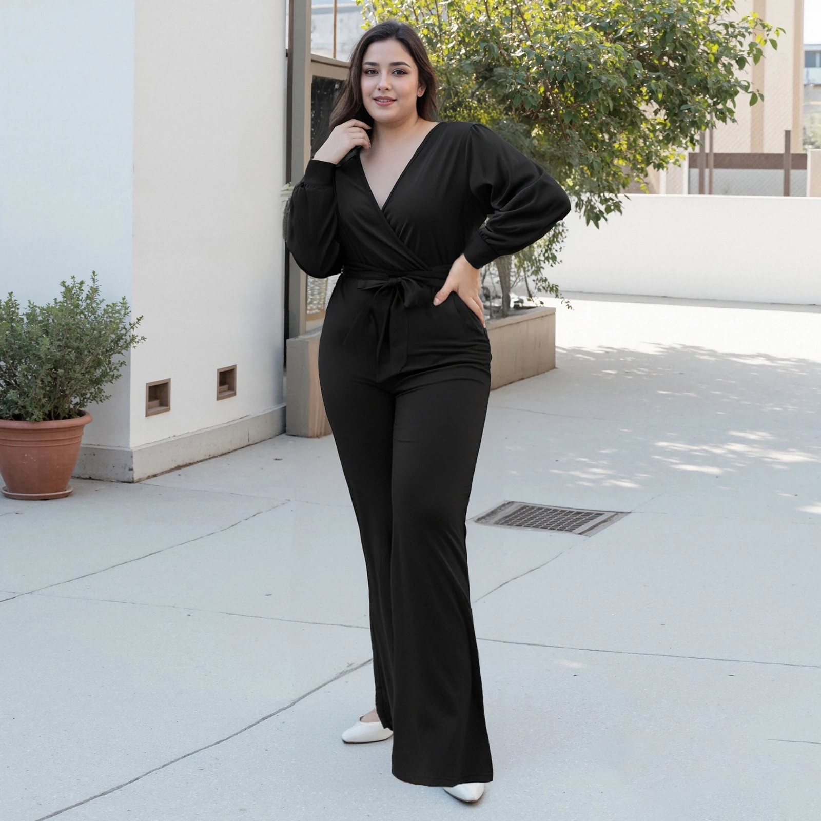 بذلة نسائية بمقاس كبير بلون سادة ورقبة على شكل حرف V وأكمام طويلة وساق مستقيمة مع حزام