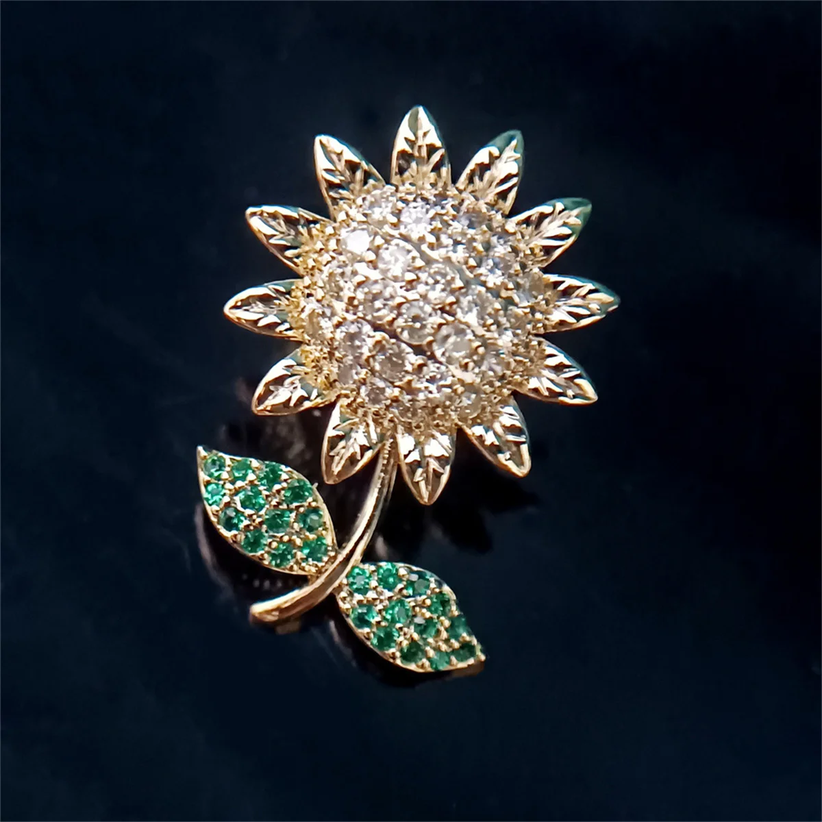 1Pc Sunflower Brooch Pin for Men and Women Exquisite Mini Blingbling Flower Jewelry Accessories Fashion Trend Party Gift 2025