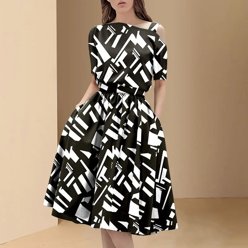 

Europe and the United States qi summer 2023 new fashion black and white printing strap dress female slimming collar A word skirt