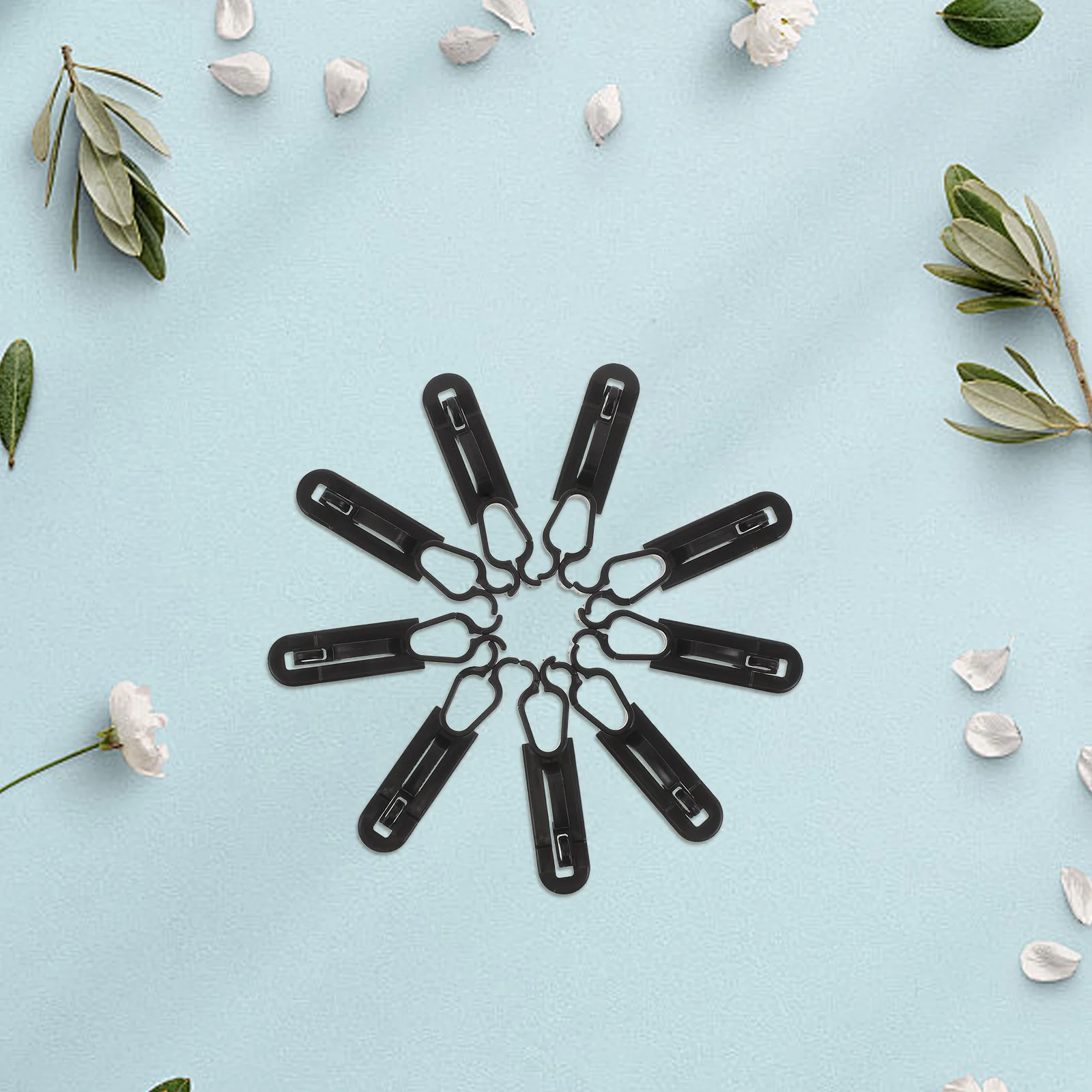 

50Pcs Outdoor Light Clips Hanger Easy Setup Plastic String Light Hooks Weatherproof Black Christmas Party Decorations