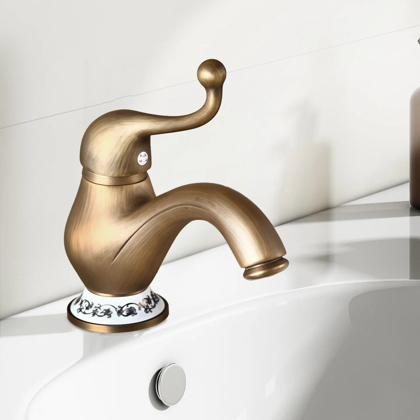 European Style Antique Brass Basin Hot and Cold Faucet Retro Single Hole Washbasin Mixed Faucet