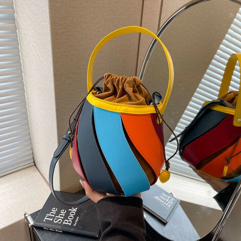 

1 шт. Радужная сумка-ведро, нишевый дизайн для женщин, модно и универсально. Особенности сумки в стиле пэчворк с геометрическим рисунком.