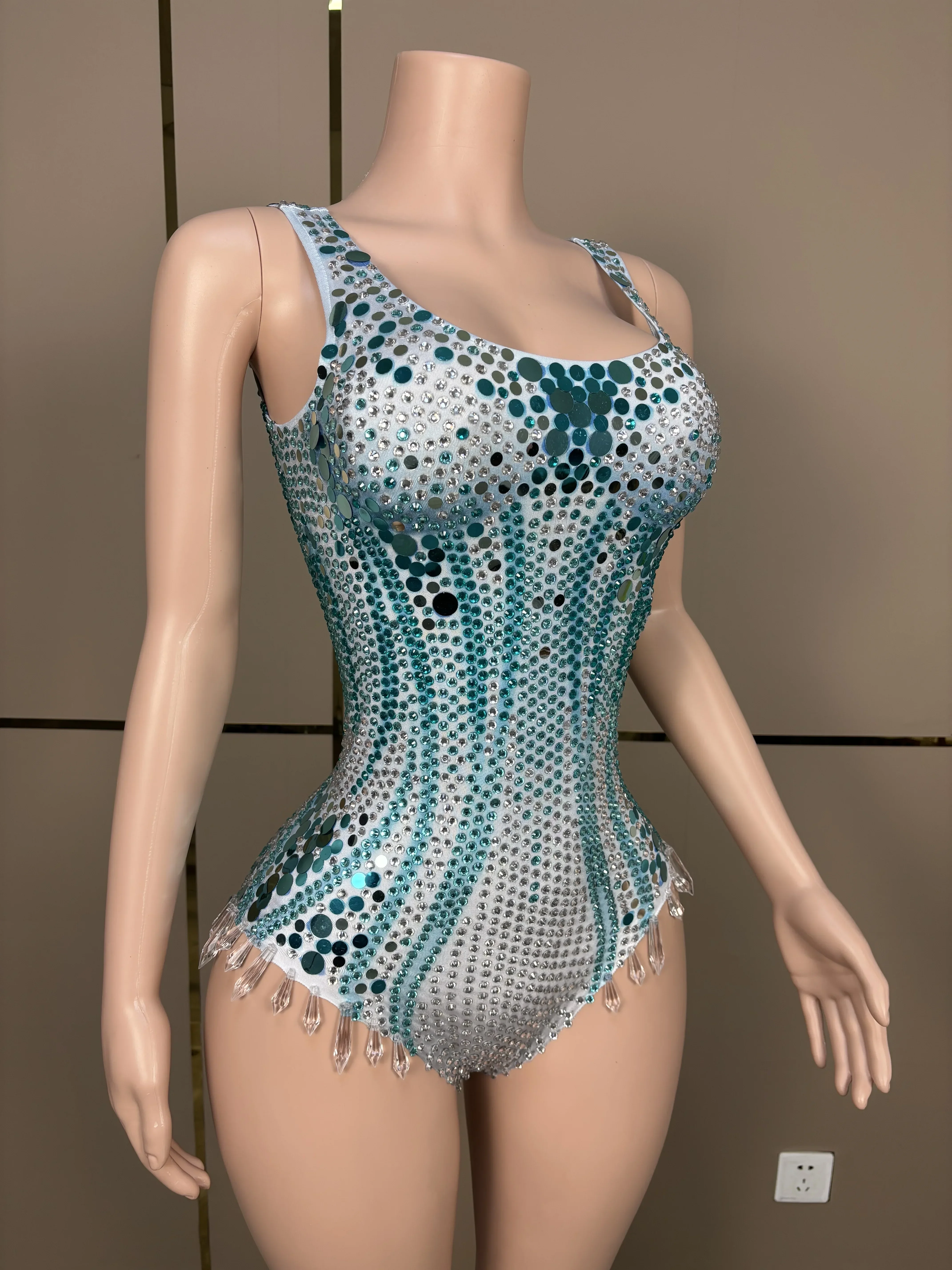 เครื่องแต่งกายคริสตัลเซ็กซี่สำหรับการแสดงชุดรัดรูปสำหรับงานเลี้ยงฉลองวันเกิดประดับเลื่อมพลอยเทียมสีน้ำเงิน