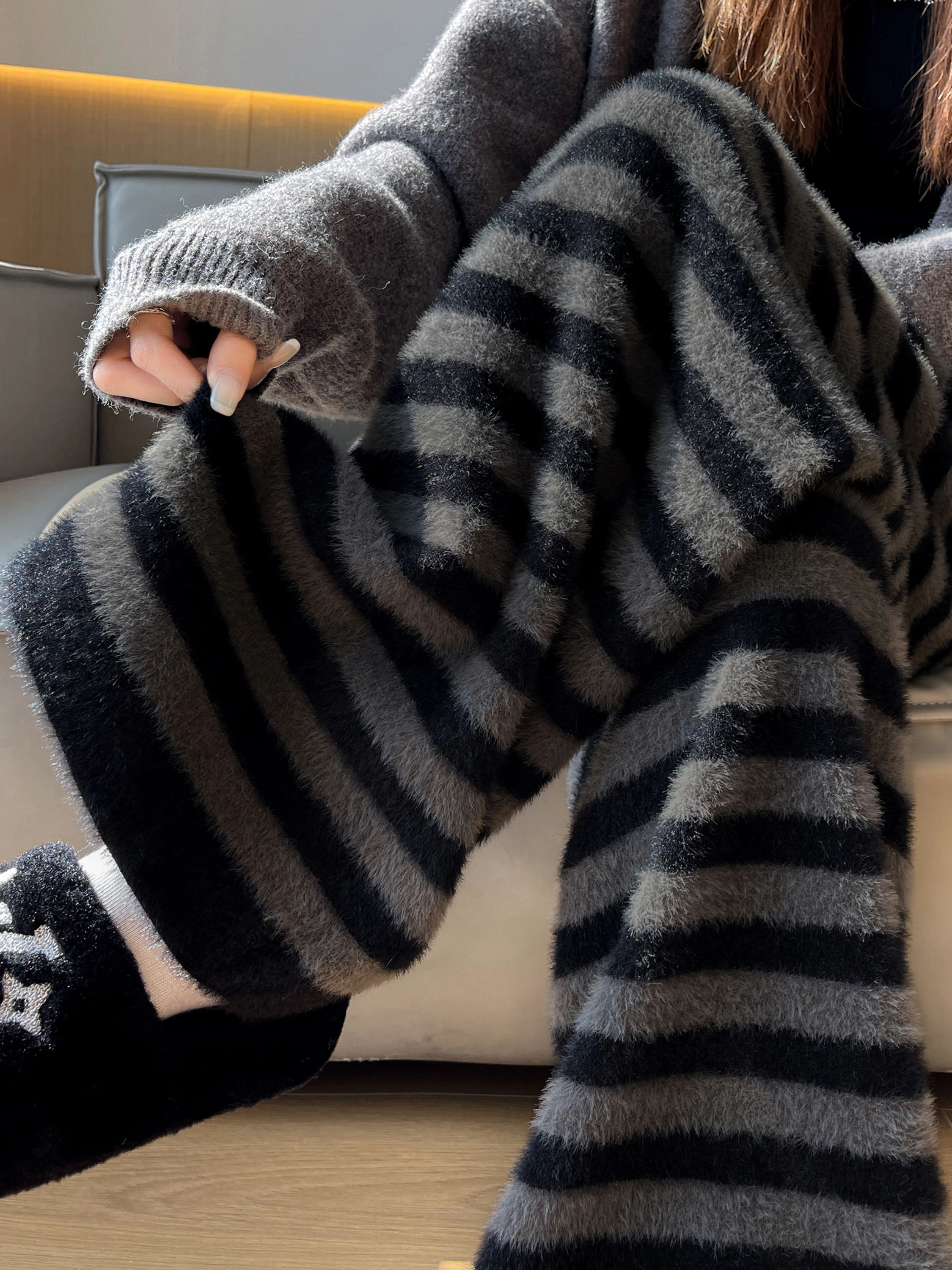 กางเกงขายาวทรงกระบอกเอวสูงผ้ากำมะหยี่ถักนิตติ้งสำหรับผู้หญิง รุ่นใหม่ประจำฤดูใบไม้ร่วงและฤดูหนาว ทรงหลวมยาวคลุมเท้า สไตล์ลำลอง