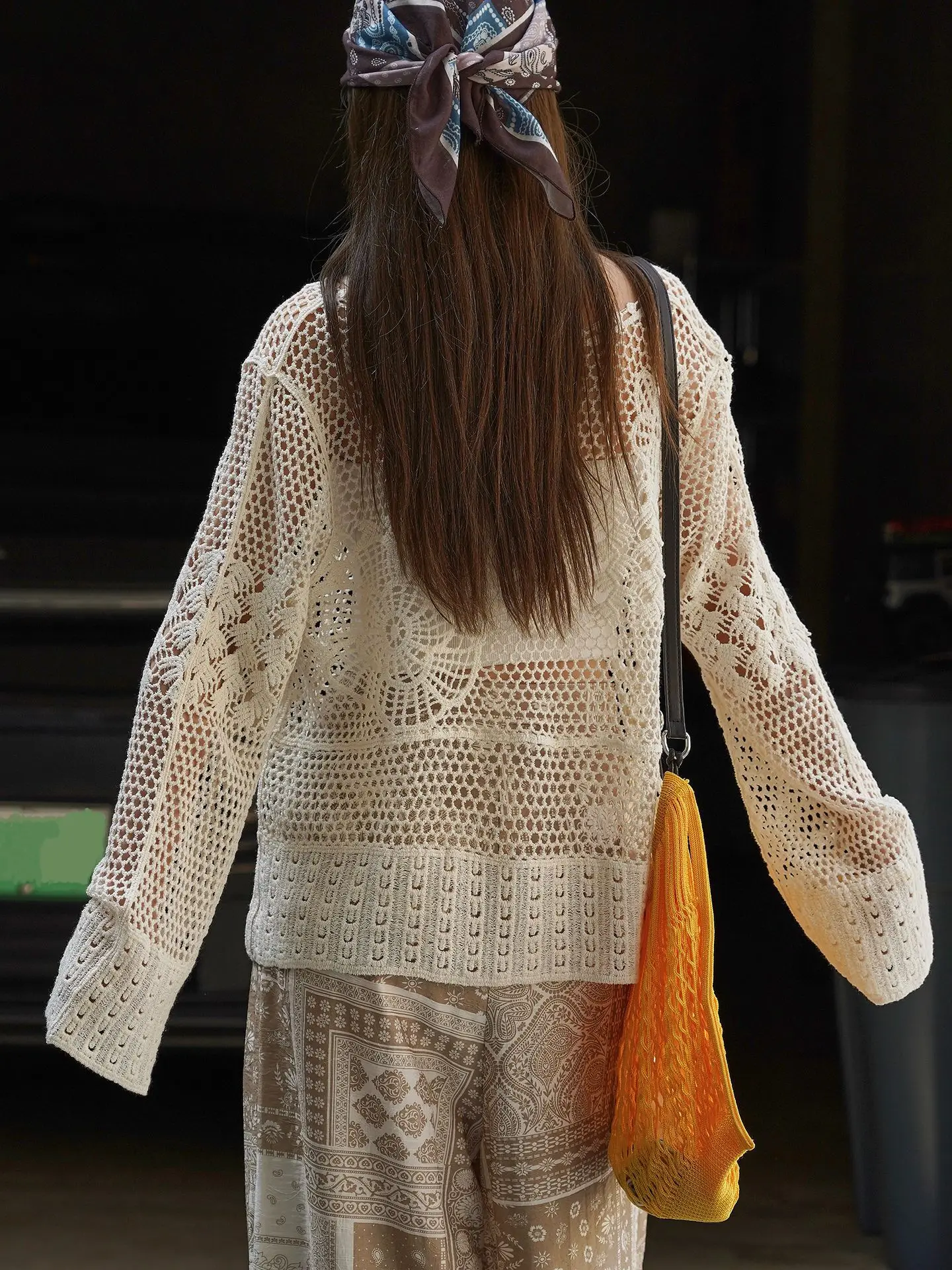 Primavera y verano suéter suelto casual de color sólido con cuello redondo y manga larga con diseño hueco para mujer