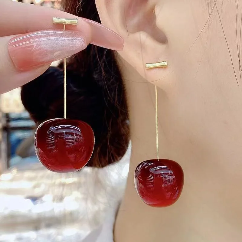 Pendientes pequeños y dulces de cereza roja para mujer, aretes de cereza encantadores, colgante de fruta, regalo de joyería con dijes, nuevo