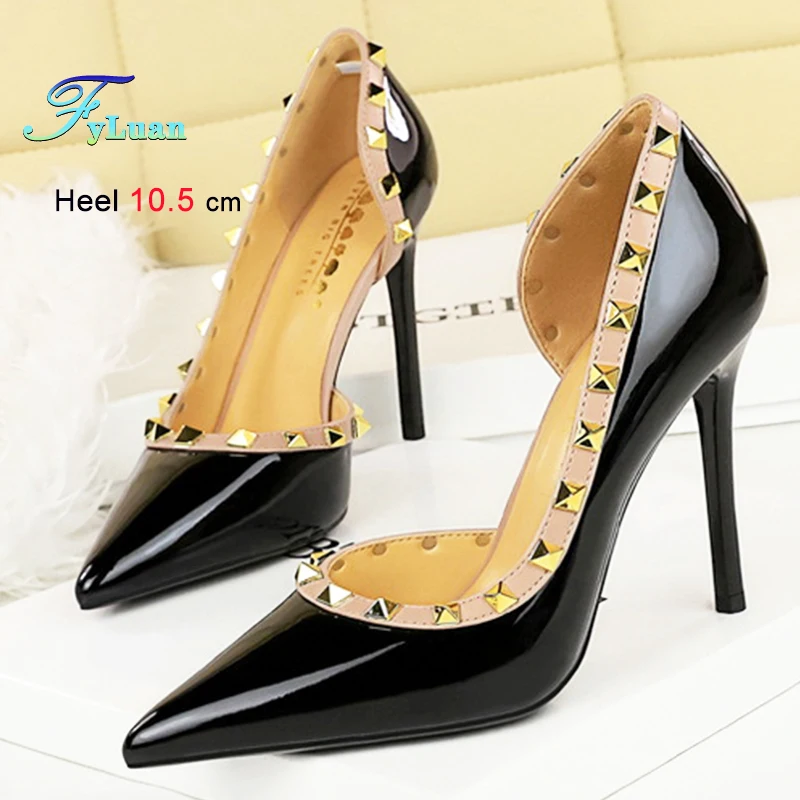 

Новинка 2025 года, пикантные черные женские туфли на тонком высоком каблуке 10,5 см, женские туфли-лодочки с острым носком и заклепками, туфли-лодочки из лакированной кожи на шпильке для ночного клуба