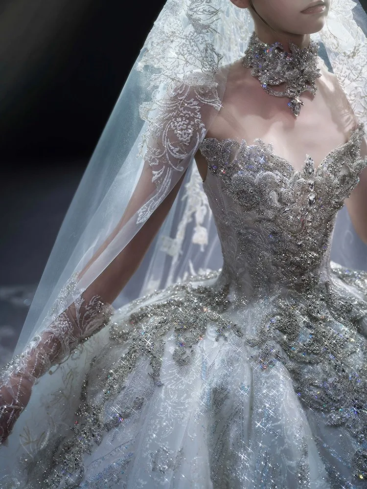 Un nuevo vestido sin tirantes resistente con tela principal y cola grande.