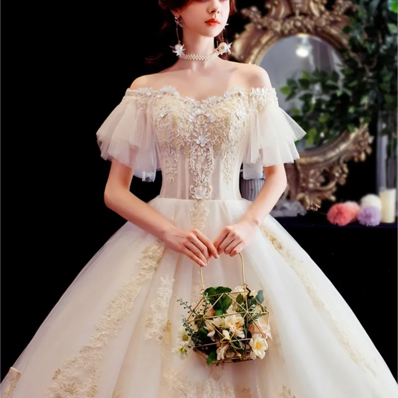 A new light luxury one-shoulder dress with trailing tail that covers thick arms and exudes stylish vibe when going out