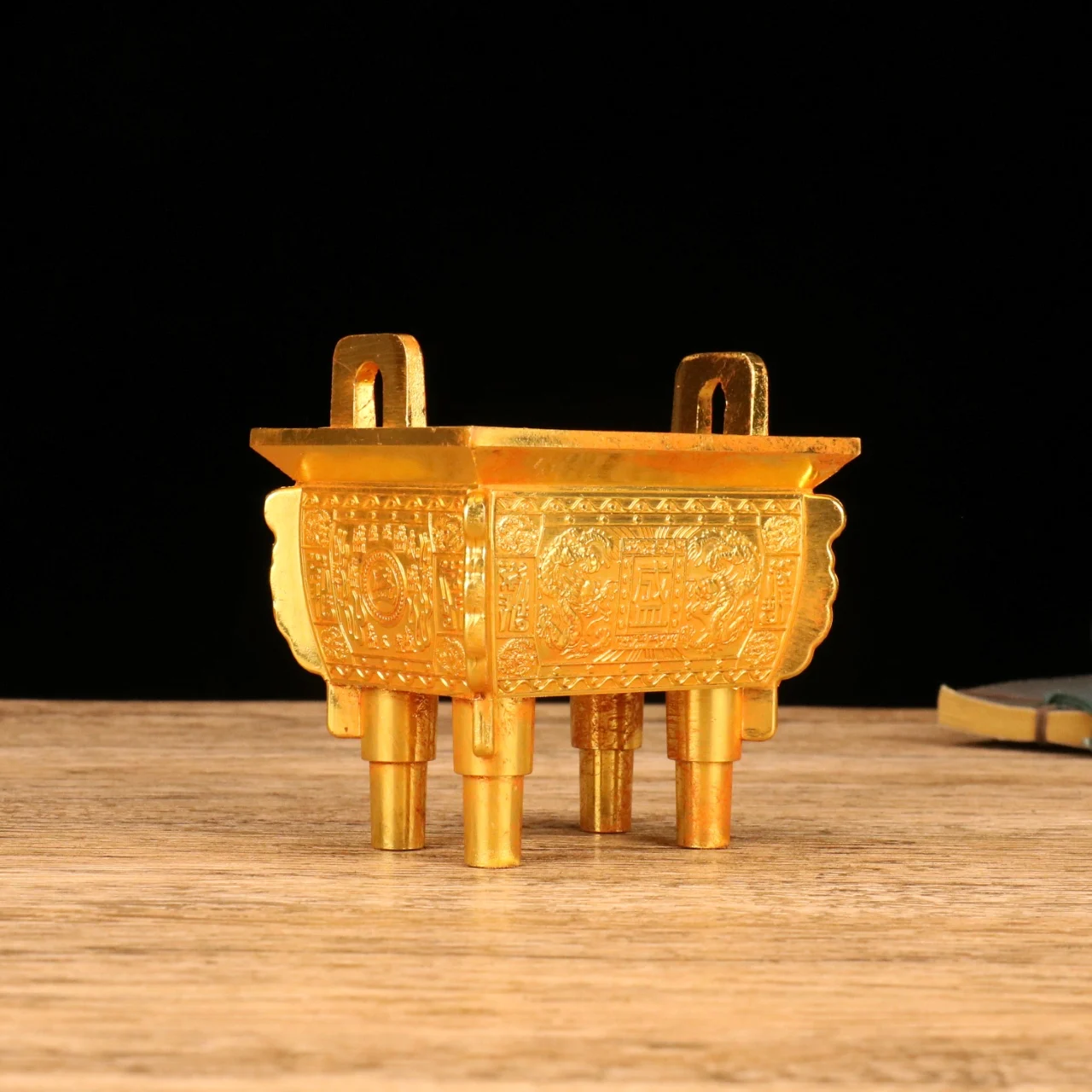 The Gilded Cauldron Ornaments Have a Beautiful Appearance and Are Suitable For Decorative and Collectible Home Crafts