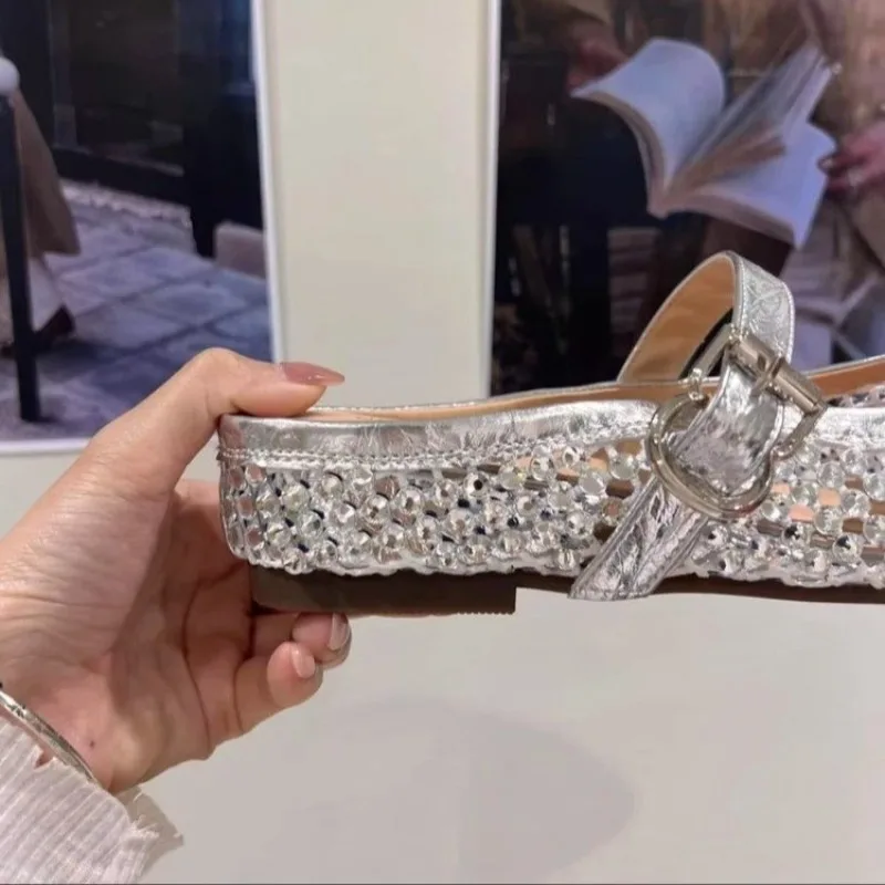 كعب منخفض باوتو النعال الصيف جديد وأشار رئيس كريستال مشبك قماش شبكي مشبك معدني لينة وحيد عدم الانزلاق حذاء مسطح