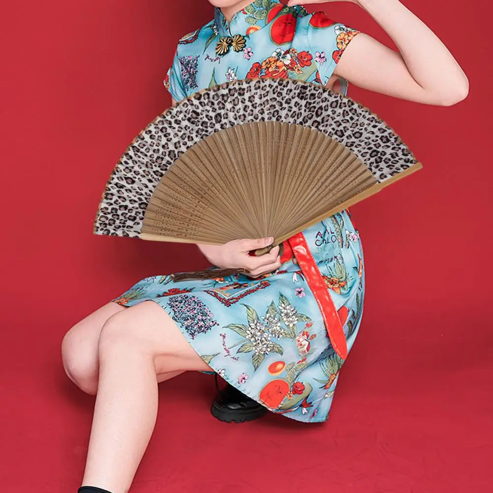 2024 Folding Fan with Tassel Leopard Print Floral Design Chinese Style Women Archaistic Dancing Prop Flower Printing Hand Fan