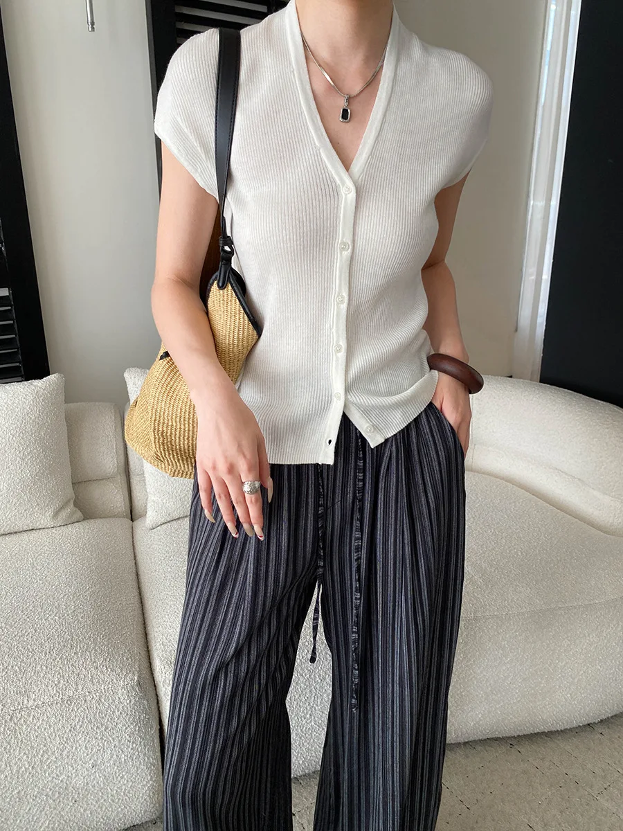 Sommerlicher Damen-Cardigan in unifarbenem, französischem Stil, V-Ausschnitt, figurbetonend, mit Taschen an den Schultern und gestrickten Ärmeln. – Detail 27