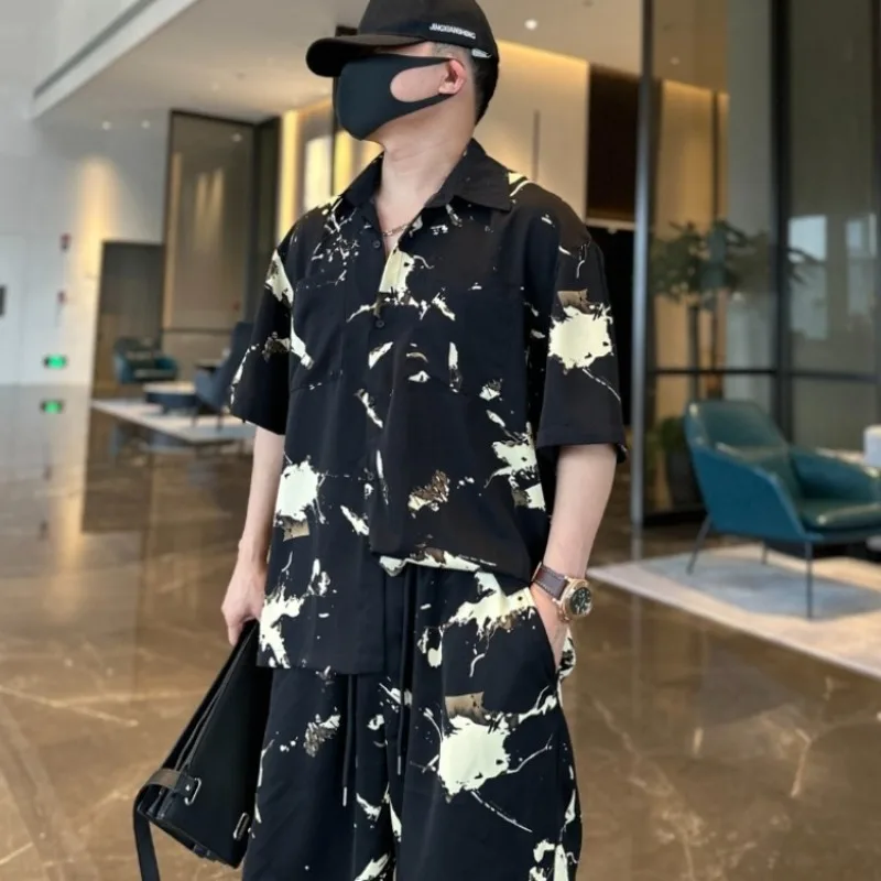 

Летний мужской комплект в стиле стритвир: уникальная футболка с коротким рукавом и шорты карго, 2 предмета, дерзкий повседневный образ из легкой ткани