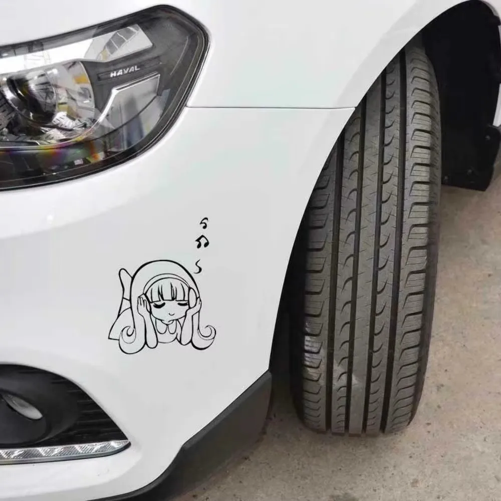 فتاة صغيرة لطيفة ترتدي سماعات الرأس تستمع إلى تصميم الموسيقى وتزيين مصد نافذة السيارة وملصق فينيل #3