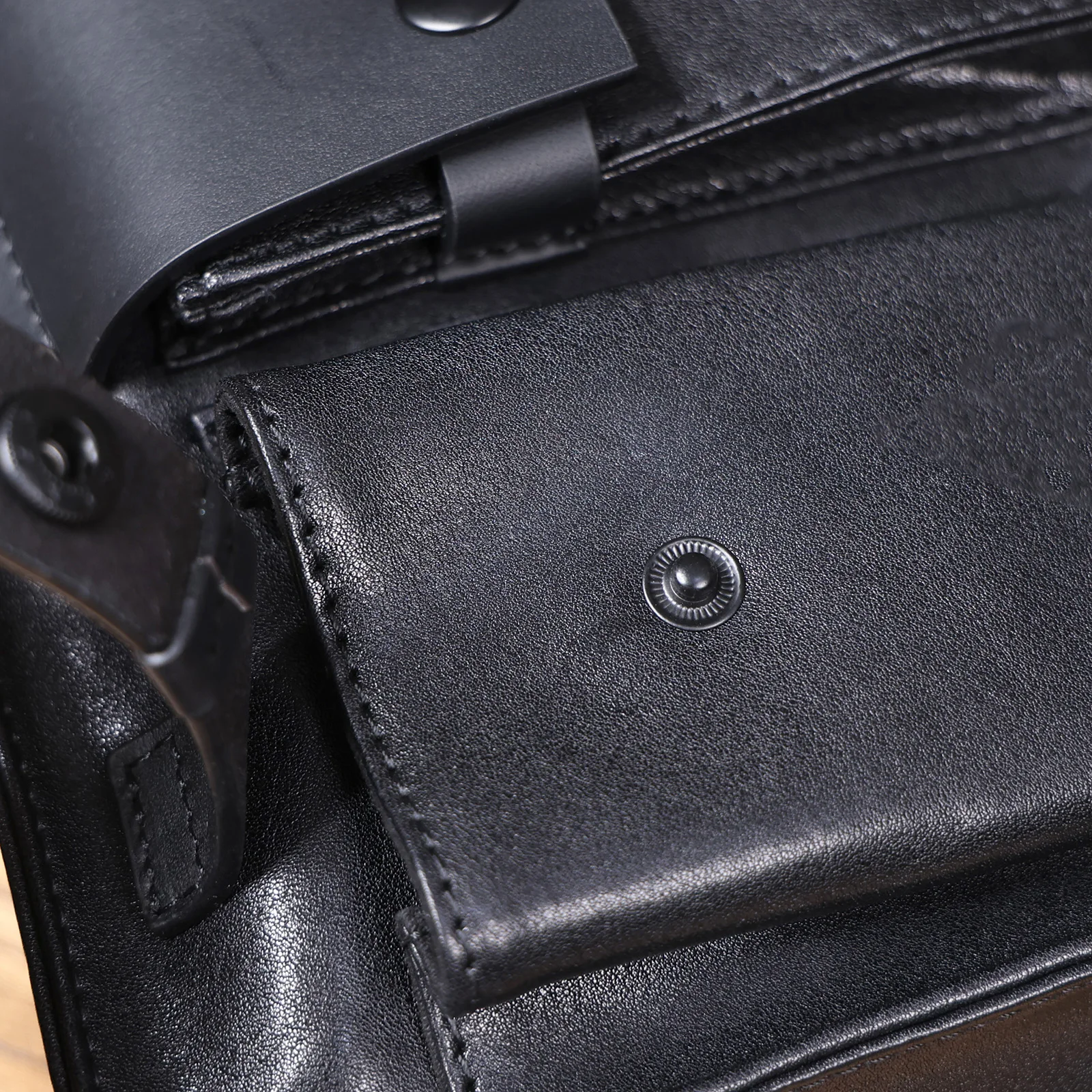 Oberschicht aus pflanzlich gegerbtem Echtleder, Herren-Umhängetasche, Crossbody-Tasche, lässiger, modischer, minimalistischer Stil – Detail 12