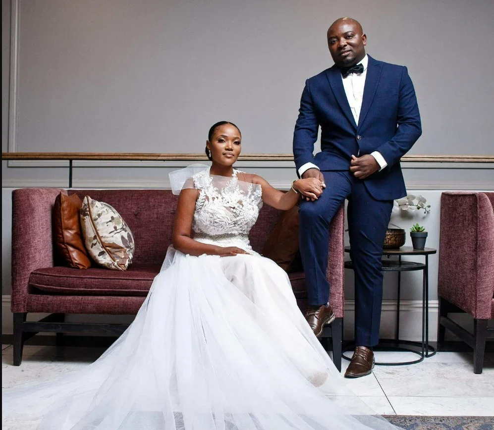 Customized Sheer Neck Appliques Beads Modest Wedding Dress Sweep Train Robe De Mariee Africa A-line Vintage  Bridal Gown