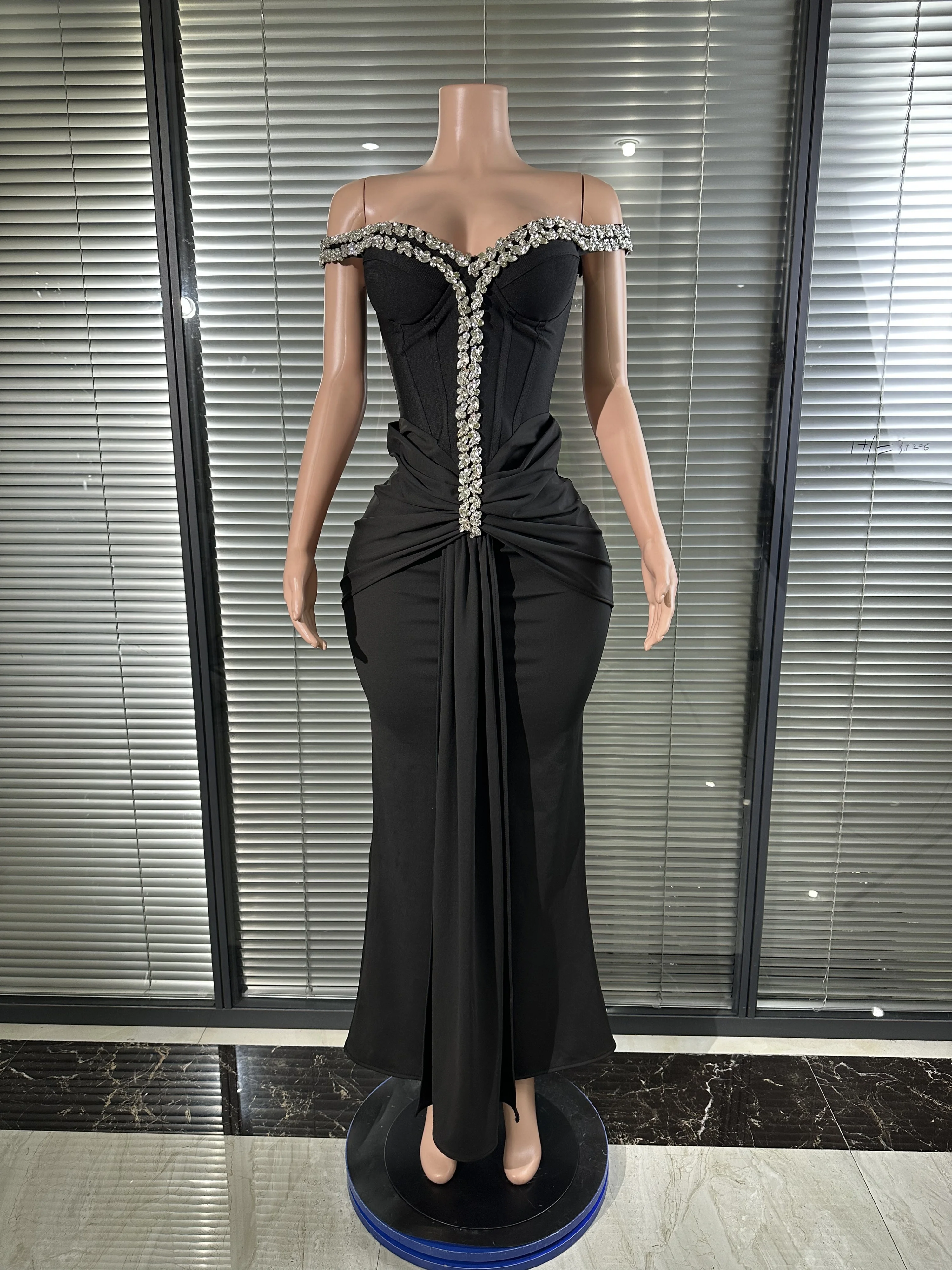 Raffinierte, maßgeschneiderte schulterfreie Abendkleider mit Diamanten, Meerjungfrau-Abschlussballkleid, sexy Hofschleppe, formelles Hochzeitskleid