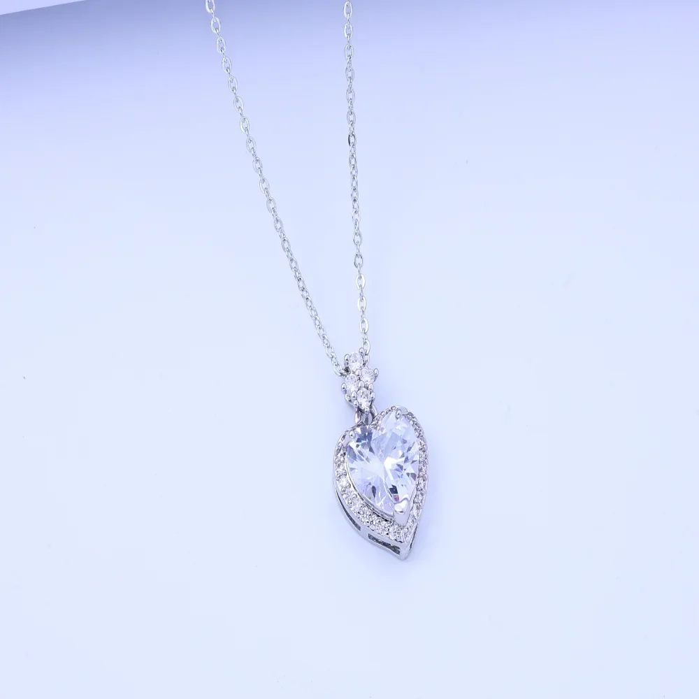 Bellissimo regalo per collana: pendente in zirconi stile corte retrò con diamanti, pietre preziose colorate e catena in acciaio al titanio, bordo trasversale