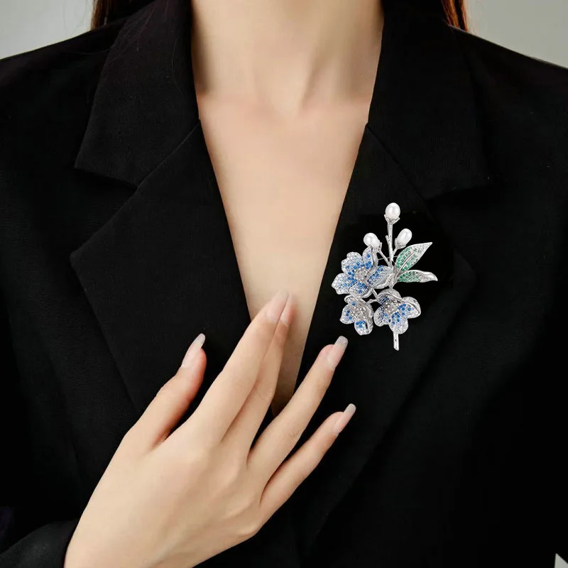 A high-end, luxurious and elegant flower brooch for women, a fashionable and light luxury overcoat suit, and a evening brooch