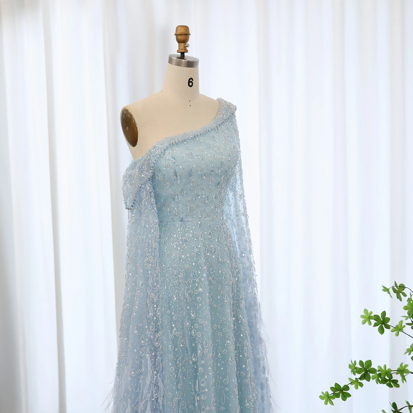 Sharon Said Luxuriöses Federkleid mit einer Schulter und Cape-Ärmeln in Roségold und Flieder für Hochzeitsfeiern, Modell SS438, Maßanfertigung – Detail 18