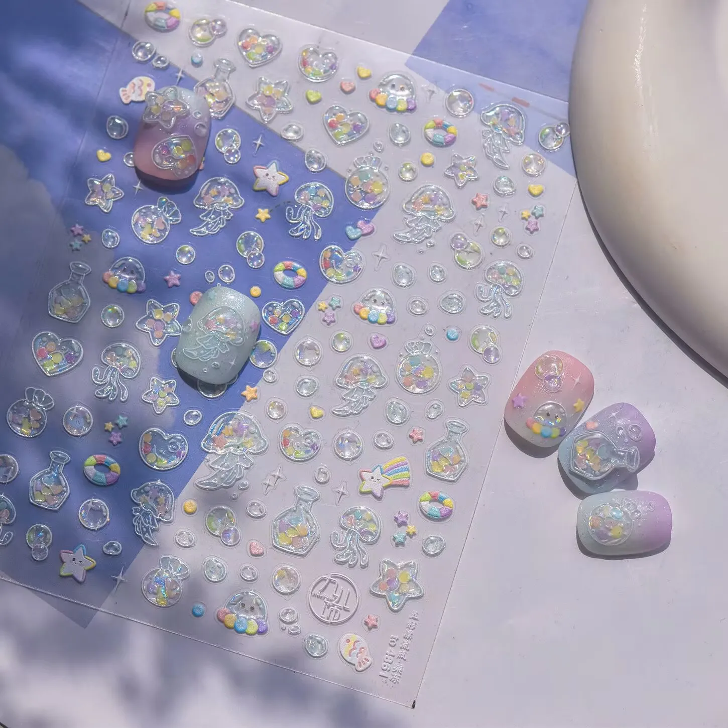 カラフルな夢のようなネイルステッカー、海をテーマにしたクラゲ、貝殻、美しい女性のネイルデコレーション