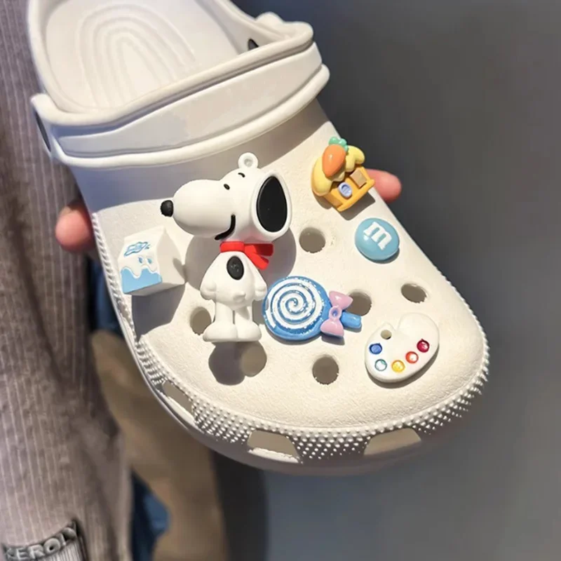 Loch Schuh Charms Zeitlose Charakter Zubehör Loyal Snoopy Schuh Schnalle DIY 3D Puppe Schuhe Schnalle Sandalen Clogs Dekoration Geschenke