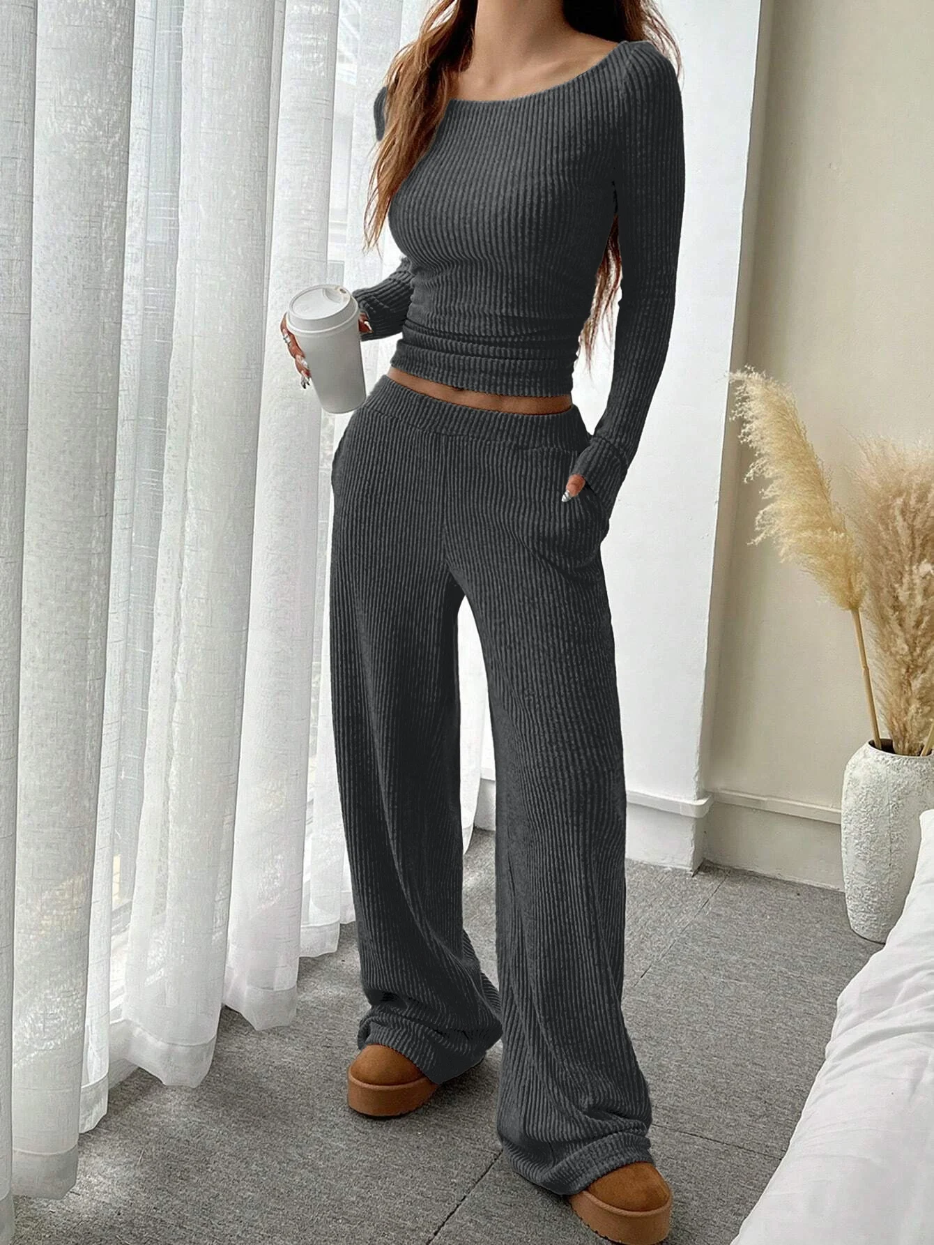 Damen-Set mit einfarbigem, geripptem, locker sitzendem Rundhals-Oberteil und weit geschnittener Hose mit Taschen