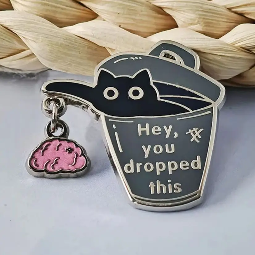 Pins de Esmalte de Gato Preto Engraçado com Tema Lixeira e Meme Sarcástico 'Hey You Dropped This Brain', Broches e Emblemas de Metal para Mochila e Lapela