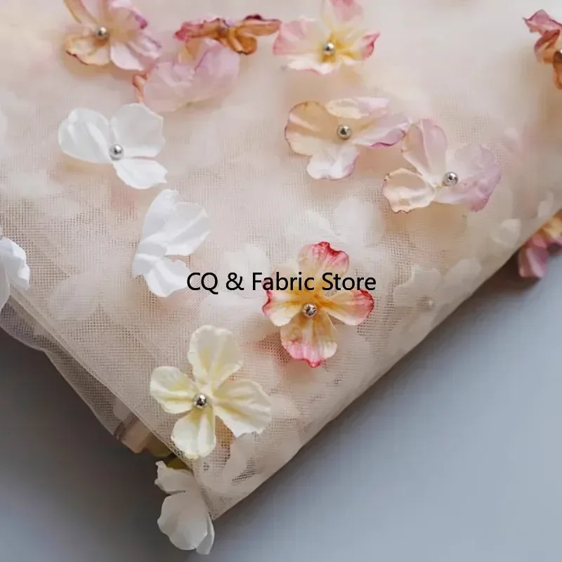 

Элегантная и романтическая 3D цветочная сетчатая ткань для свадебных платьев и платьев Дизайнерская ткань