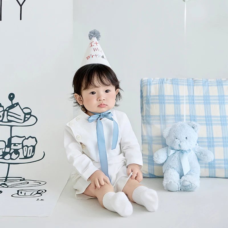 9-12M Vestito di compleanno per bambini e cappello da festa Costumi per fotografia neonato Cuscino a quadretti Peluche Decorazioni per scene di compleanno Prop