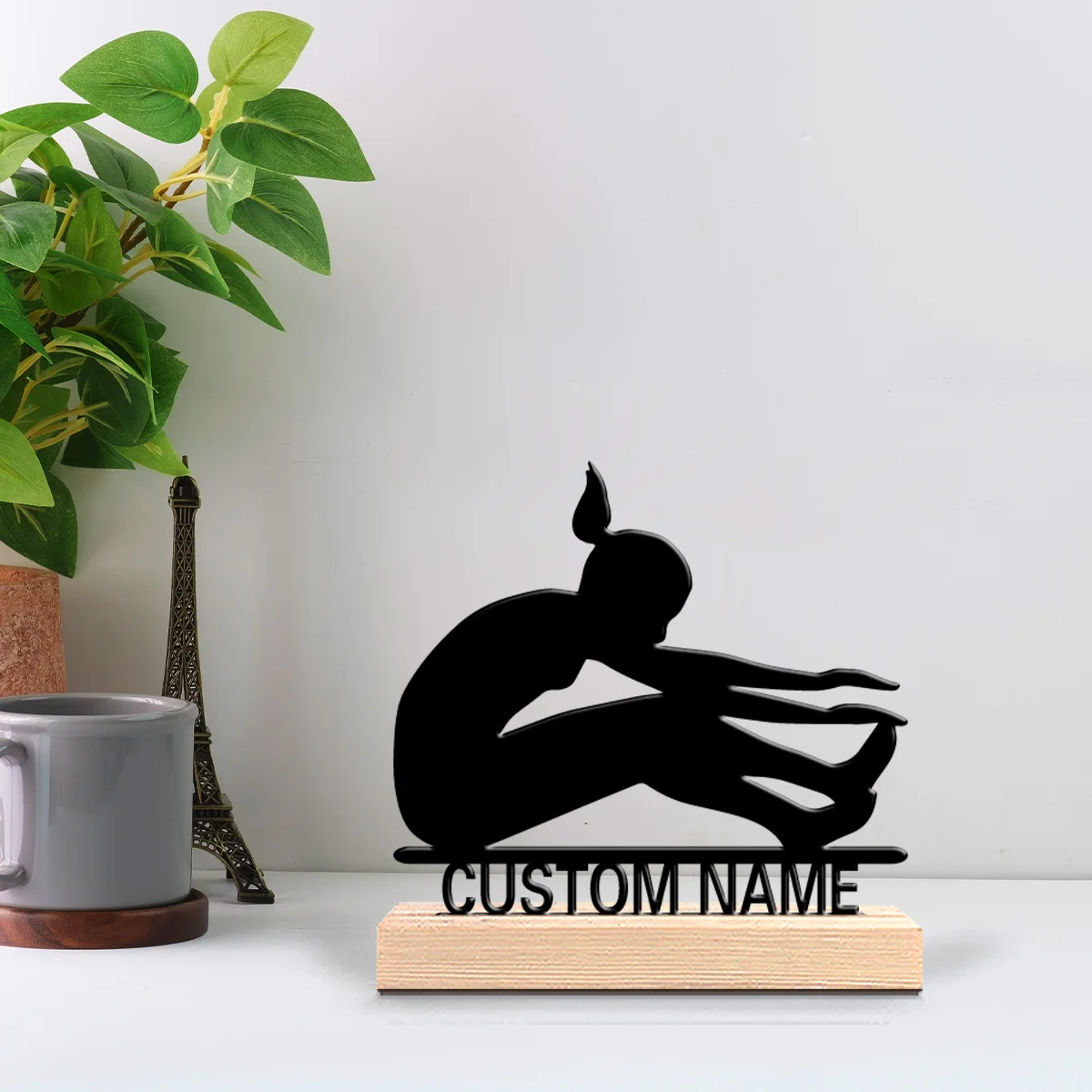 1 pièce Statue en métal abstraite personnalisée avec motif de saut en longue distance et lettres, Ornement en métal, Artisanat artistique avec base en bois, Sculpture en étain pour la décoration de la maison et du bureau