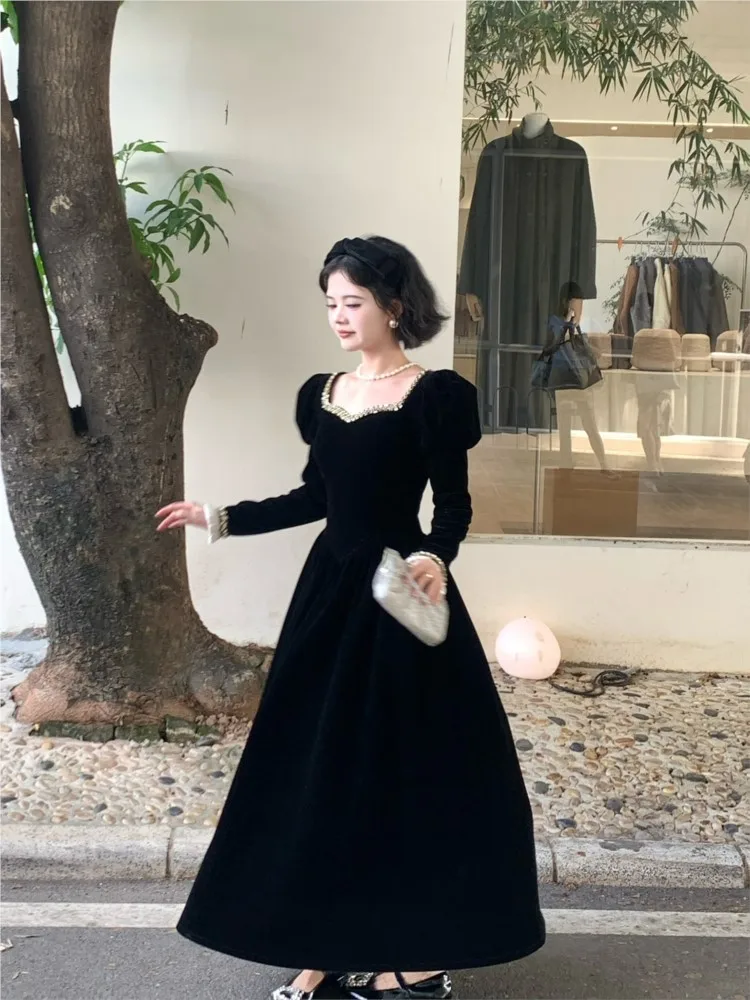 Black velvet puffed sleeve waist-cinching long dress