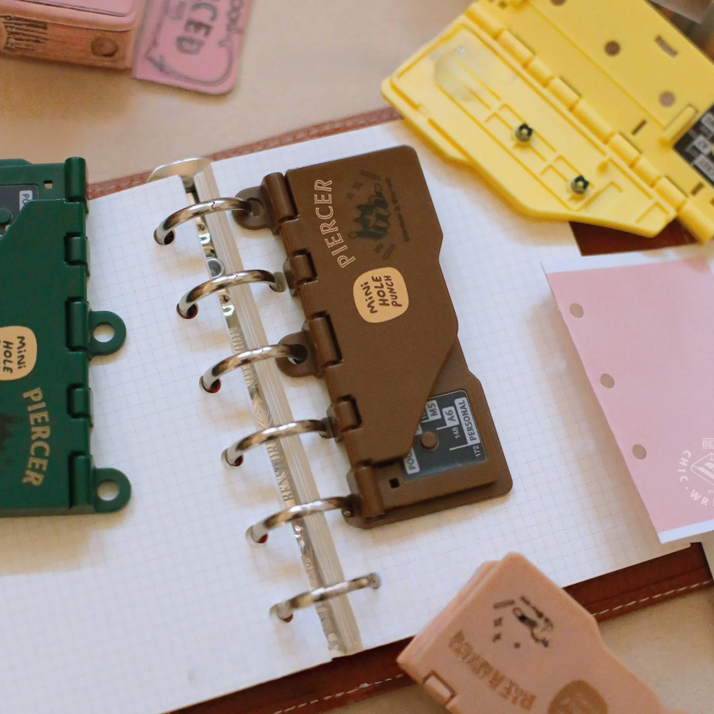 

1 шт. портативный дырокол, мини-ретро дырокол на три отверстия, для самостоятельного изготовления блоков для переплета, подходит для офисных принадлежностей формата M5/A7/A6